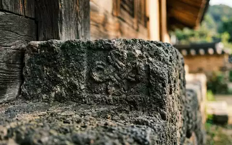 Extreme Makroaufnahme eines Materialdetails am Wahrzeichen Jeonju Hanok Village in Jeonju Sudkorea, taktile Struktur und - Foto: THN