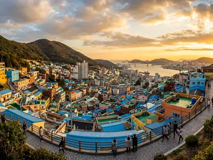 Fotorealistische Panoramaaufnahme von Gamcheon Culture Village in Busan Sudkorea, warmes Abendlicht auf Wahrzeichen - Foto: THN