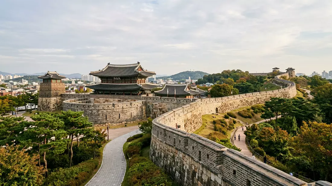 Editorial-Reisemagazinbild vom Wahrzeichen Hwaseong-Festung Suwon in Suwon, Sudkorea