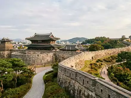 Editorialbild im Reisemagazin-Stil vom Wahrzeichen Hwaseong-Festung Suwon in Suwon Sudkorea, ausgewogene Bildgestaltung und natuerliches Umgebungslicht - Foto: THN