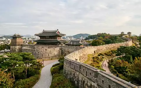 Editorialbild im Reisemagazin-Stil vom Wahrzeichen Hwaseong-Festung Suwon in Suwon Sudkorea, ausgewogene Bildgestaltung und natuerliches Umgebungslicht - Foto: THN