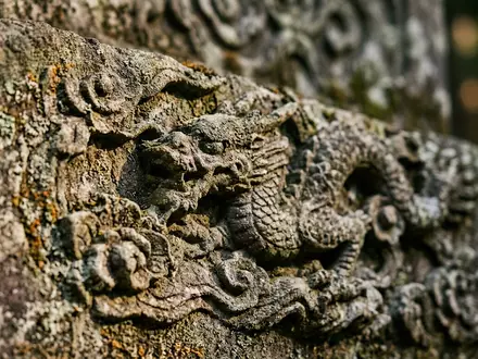 Extreme Makroaufnahme eines Materialdetails am Wahrzeichen Toshogu-Schrein Nikko in Nikko Japan, taktile Struktur und weiches - Foto: THN