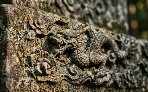 Extreme Makroaufnahme eines Materialdetails am Wahrzeichen Toshogu-Schrein Nikko in Nikko Japan, taktile Struktur und weiches - Foto: THN