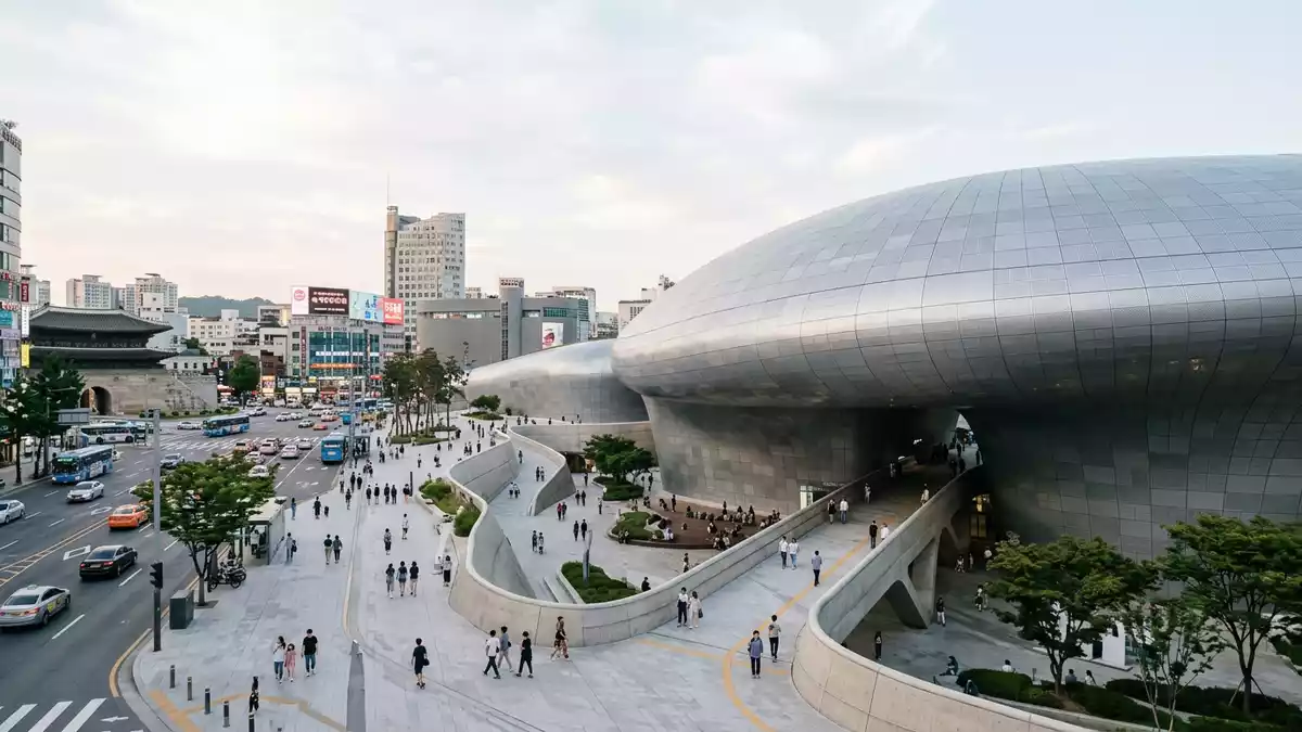 Editorial-Reisemagazinbild vom Wahrzeichen Dongdaemun Design Plaza in Seoul, Sudkorea