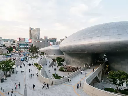 Editorialbild im Reisemagazin-Stil vom Wahrzeichen Dongdaemun Design Plaza in Seoul Sudkorea, ausgewogene Bildgestaltung und natuerliches - Foto: THN