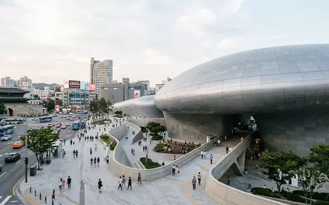 Editorialbild im Reisemagazin-Stil vom Wahrzeichen Dongdaemun Design Plaza in Seoul Sudkorea, ausgewogene Bildgestaltung und natuerliches - Foto: THN