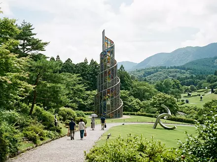 Editorialbild im Reisemagazin-Stil vom Wahrzeichen Hakone Open-Air Museum in Hakone Japan, ausgewogene Bildgestaltung und natuerliches - Foto: THN