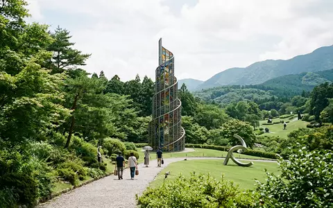 Editorialbild im Reisemagazin-Stil vom Wahrzeichen Hakone Open-Air Museum in Hakone Japan, ausgewogene Bildgestaltung und natuerliches - Foto: THN
