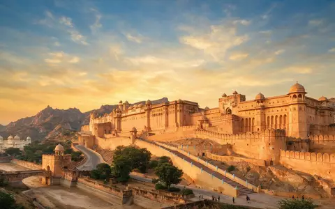 Fotorealistische Panoramaaufnahme von Amber Fort Jaipur in Jaipur Indien, warmes Abendlicht auf Wahrzeichen - Foto: THN