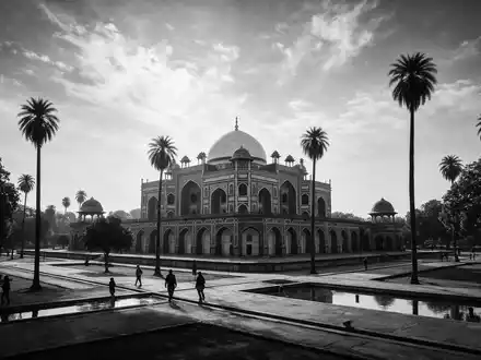 Schwarzweiss-Reportagebild vom Wahrzeichen Humayun-Mausoleum Delhi in Delhi Indien, dokumentarische Reisefotografie mit starken Kontrasten - Foto: THN