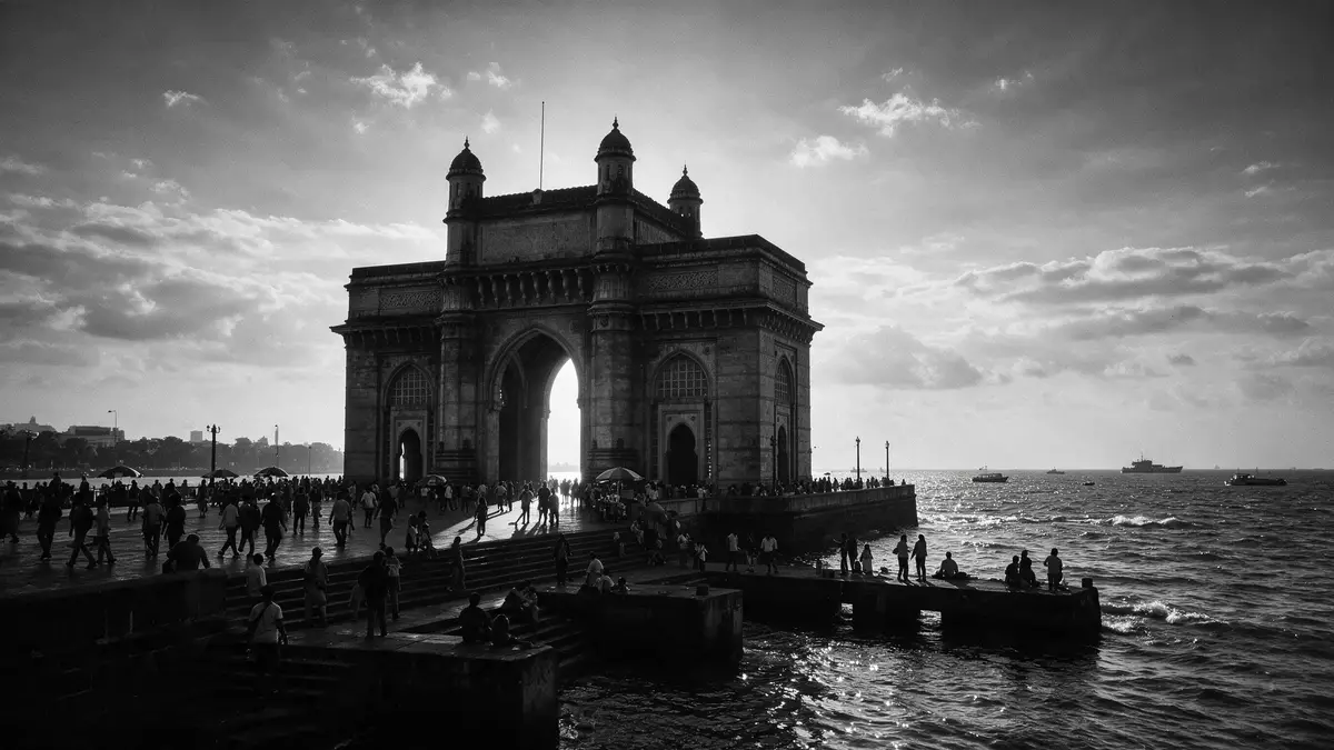 Schwarzweiss-Reportage vom Wahrzeichen Gateway of India Mumbai in Mumbai, Indien