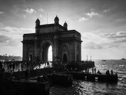 Schwarzweiss-Reportagebild vom Wahrzeichen Gateway of India Mumbai in Mumbai Indien, dokumentarische Reisefotografie mit starken Kontrasten - Foto: THN