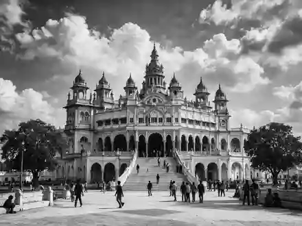 Schwarzweiss-Reportagebild vom Wahrzeichen Mysore-Palast in Mysuru Indien, dokumentarische Reisefotografie mit starken Kontrasten - Foto: THN