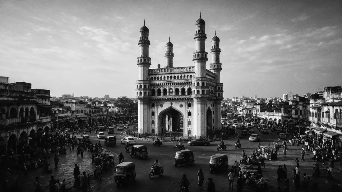 Schwarzweiss-Reportage vom Wahrzeichen Charminar Hyderabad in Hyderabad, Indien