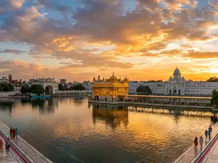 Fotorealistische Panoramaaufnahme von Goldener Tempel Amritsar in Amritsar Indien, warmes Abendlicht auf Wahrzeichen - Foto: THN