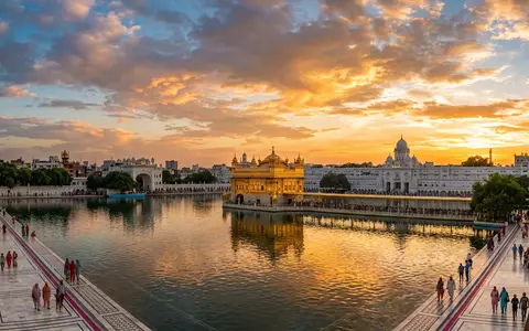 Fotorealistische Panoramaaufnahme von Goldener Tempel Amritsar in Amritsar Indien, warmes Abendlicht auf Wahrzeichen - Foto: THN