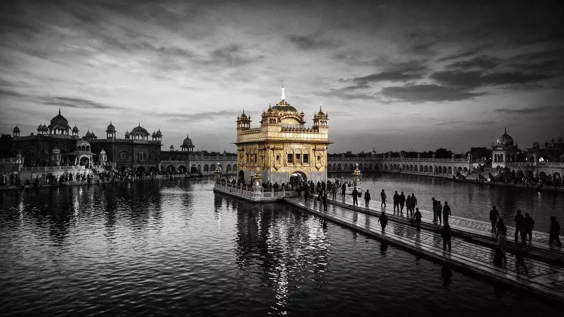 Schwarzweiss-Reportage vom Wahrzeichen Goldener Tempel Amritsar in Amritsar, Indien