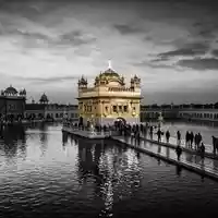 Schwarzweiss-Reportagebild vom Wahrzeichen Goldener Tempel Amritsar in Amritsar Indien, dokumentarische Reisefotografie mit starken Kontrasten - Foto: THN