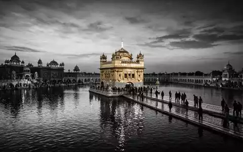 Schwarzweiss-Reportagebild vom Wahrzeichen Goldener Tempel Amritsar in Amritsar Indien, dokumentarische Reisefotografie mit starken Kontrasten - Foto: THN