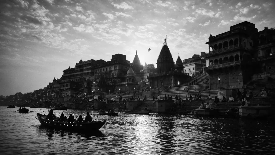 Schwarzweiss-Reportage vom Wahrzeichen Ghats von Varanasi in Varanasi, Indien