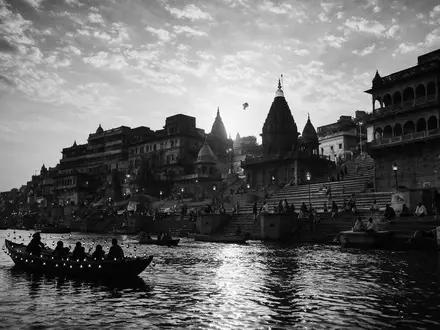 Schwarzweiss-Reportagebild vom Wahrzeichen Ghats von Varanasi in Varanasi Indien, dokumentarische Reisefotografie mit starken Kontrasten - Foto: THN
