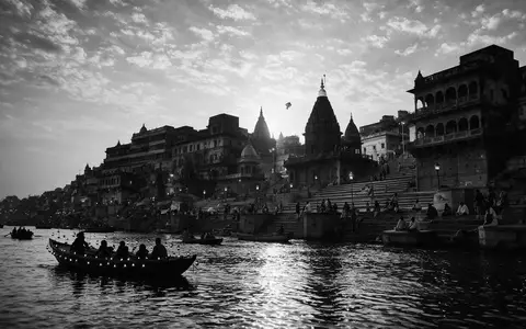 Schwarzweiss-Reportagebild vom Wahrzeichen Ghats von Varanasi in Varanasi Indien, dokumentarische Reisefotografie mit starken Kontrasten - Foto: THN