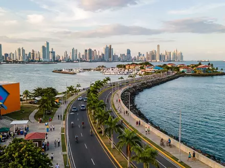 Editorialbild im Reisemagazin-Stil vom Wahrzeichen Amador Causeway in Panama-Stadt Panama, ausgewogene Bildgestaltung und natuerliches Umgebungslicht - Foto: THN