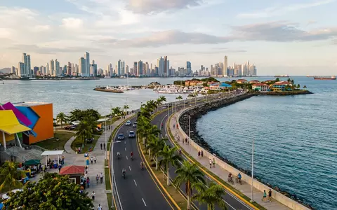 Editorialbild im Reisemagazin-Stil vom Wahrzeichen Amador Causeway in Panama-Stadt Panama, ausgewogene Bildgestaltung und natuerliches Umgebungslicht - Foto: THN