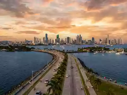Fotorealistische Panoramaaufnahme von Amador Causeway in Panama-Stadt Panama, warmes Abendlicht auf Wahrzeichen - Foto: THN