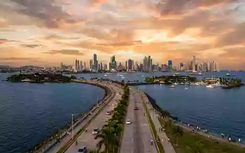 Fotorealistische Panoramaaufnahme von Amador Causeway in Panama-Stadt Panama, warmes Abendlicht auf Wahrzeichen - Foto: THN