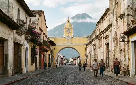 Editorialbild im Reisemagazin-Stil vom Wahrzeichen Arco de Santa Catalina in Antigua Guatemala Guatemala, ausgewogene Bildgestaltung - Foto: THN