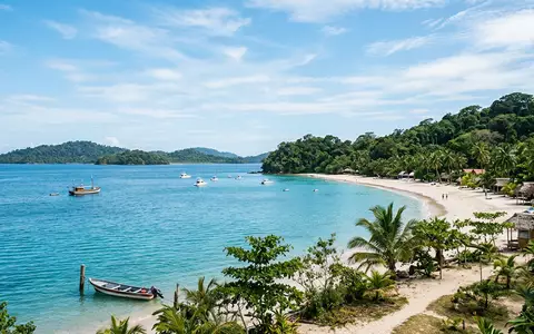 Editorialbild im Reisemagazin-Stil vom Wahrzeichen Pearl Islands in Contadora Panama, ausgewogene Bildgestaltung und natuerliches Umgebungslicht - Foto: THN