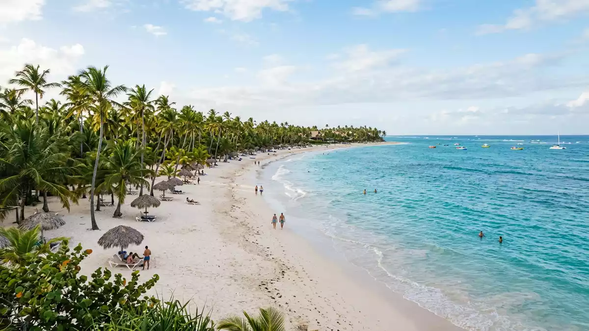 Editorial-Reisemagazinbild vom Wahrzeichen Punta Cana Strand in Punta Cana, Dominikanische R…