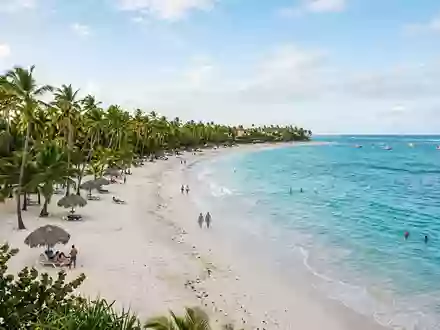 Editorialbild im Reisemagazin-Stil vom Wahrzeichen Punta Cana Strand in Punta Cana Dominikanische Republik, ausgewogene Bildgestaltung - Foto: THN