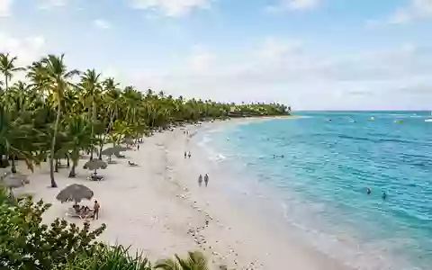 Editorialbild im Reisemagazin-Stil vom Wahrzeichen Punta Cana Strand in Punta Cana Dominikanische Republik, ausgewogene Bildgestaltung - Foto: THN