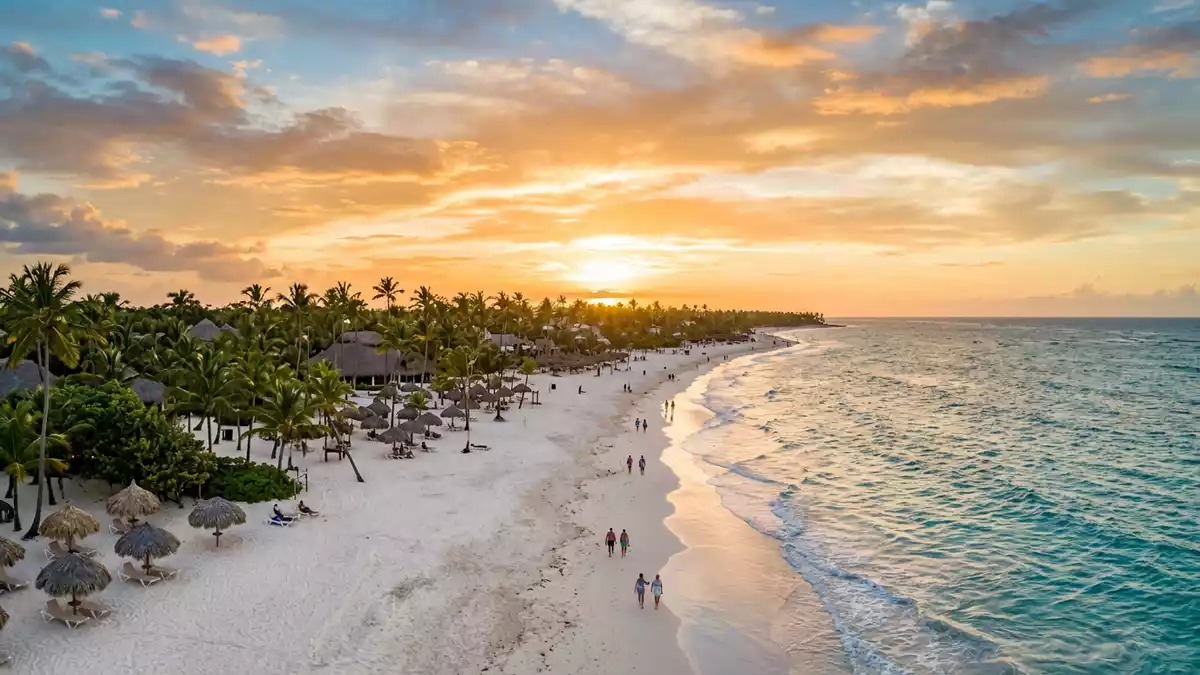 Fotorealistische Ansicht von Punta Cana Strand in Punta Cana, Dominikanische Republik im Abe…