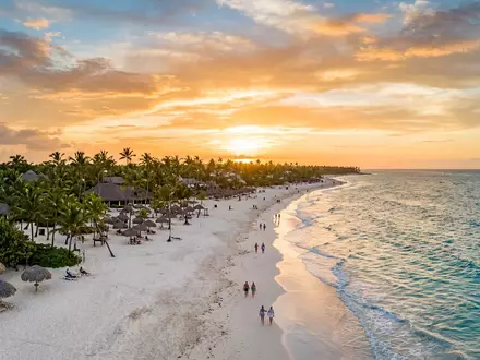 Fotorealistische Panoramaaufnahme von Punta Cana Strand in Punta Cana Dominikanische Republik, warmes Abendlicht auf Wahrzeichen - Foto: THN