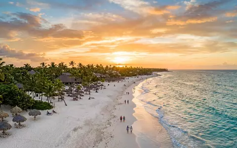 Fotorealistische Panoramaaufnahme von Punta Cana Strand in Punta Cana Dominikanische Republik, warmes Abendlicht auf Wahrzeichen - Foto: THN