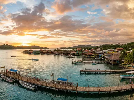Fotorealistische Panoramaaufnahme von Bocas del Toro in Bocas del Toro Panama, warmes Abendlicht auf Wahrzeichen - Foto: THN
