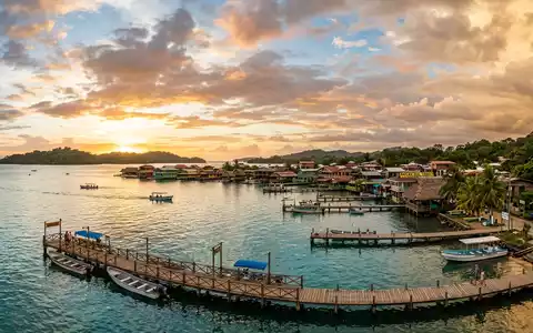 Fotorealistische Panoramaaufnahme von Bocas del Toro in Bocas del Toro Panama, warmes Abendlicht auf Wahrzeichen - Foto: THN