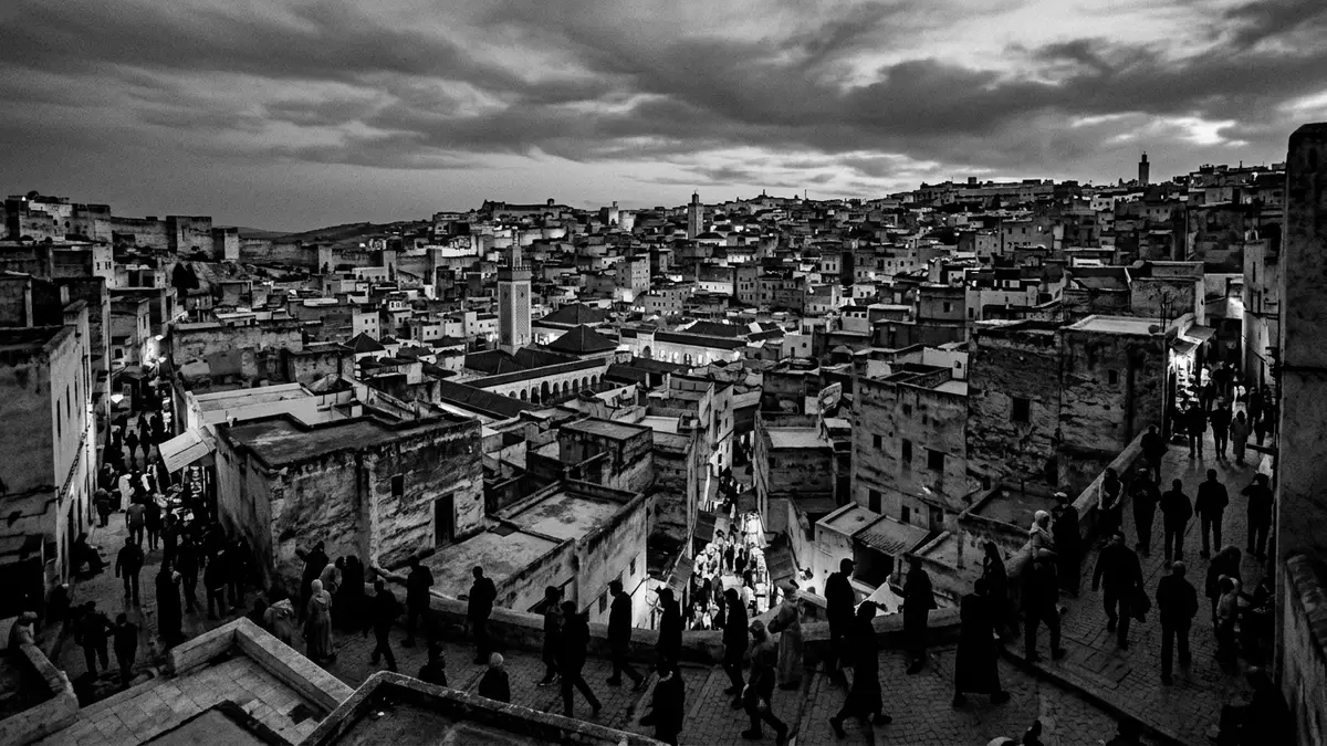 Schwarzweiss-Reportage vom Wahrzeichen Fes el Bali in Fes, Marokko