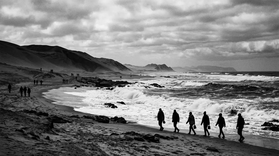 Schwarzweiss-Reportage vom Wahrzeichen Skeleton Coast in Torra Bay, Namibia
