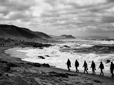 Schwarzweiss-Reportagebild vom Wahrzeichen Skeleton Coast in Torra Bay Namibia, dokumentarische Reisefotografie mit starken Kontrasten - Foto: THN