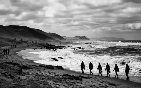 Schwarzweiss-Reportagebild vom Wahrzeichen Skeleton Coast in Torra Bay Namibia, dokumentarische Reisefotografie mit starken Kontrasten - Foto: THN