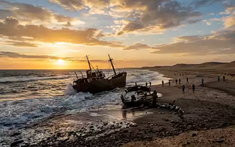 Fotorealistische Panoramaaufnahme von Skeleton Coast in Torra Bay Namibia, warmes Abendlicht auf Wahrzeichen - Foto: THN