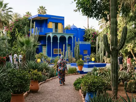 Editorialbild im Reisemagazin-Stil vom Wahrzeichen Jardin Majorelle in Marrakesch Marokko, ausgewogene Bildgestaltung und natuerliches Umgebungslicht - Foto: THN
