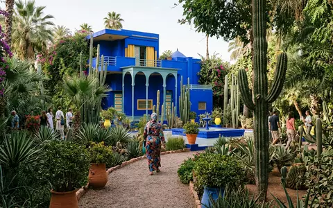 Editorialbild im Reisemagazin-Stil vom Wahrzeichen Jardin Majorelle in Marrakesch Marokko, ausgewogene Bildgestaltung und natuerliches Umgebungslicht - Foto: THN