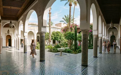 Editorialbild im Reisemagazin-Stil vom Wahrzeichen Bahia-Palast in Marrakesch Marokko, ausgewogene Bildgestaltung und natuerliches Umgebungslicht - Foto: THN