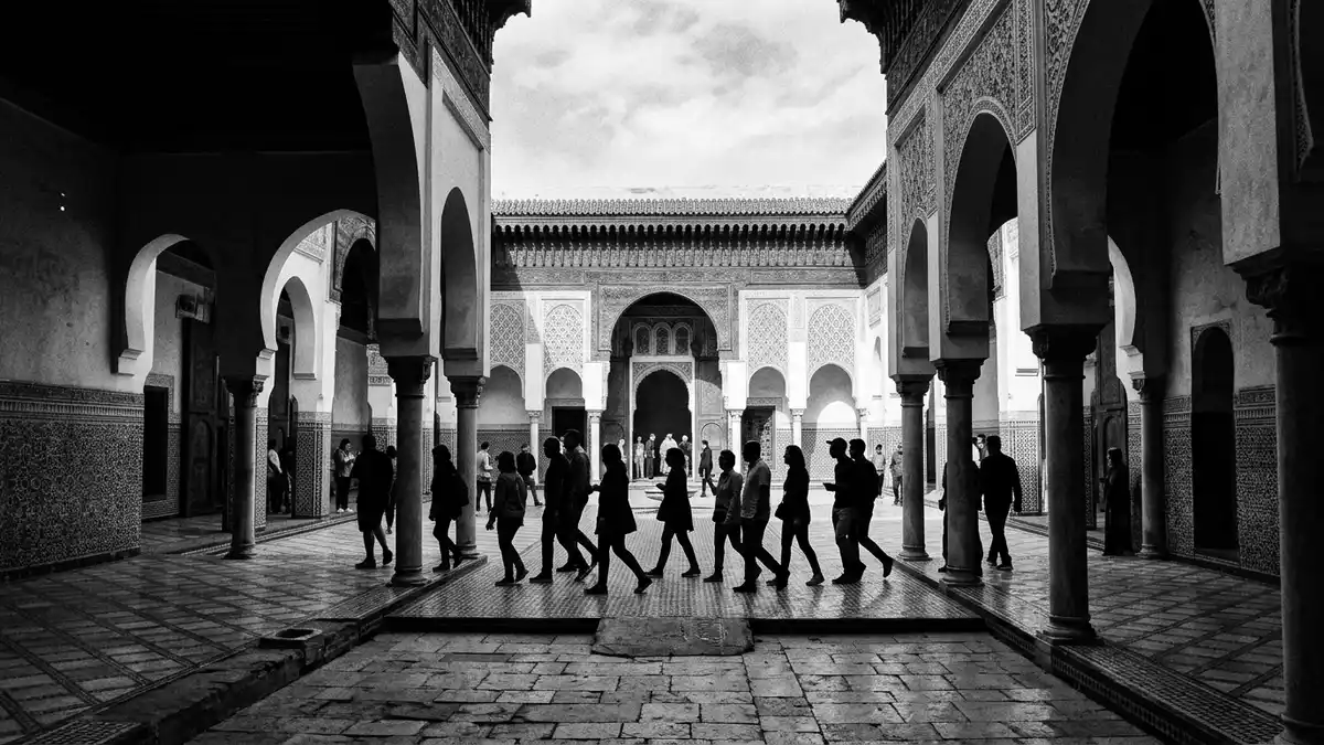 Schwarzweiss-Reportage vom Wahrzeichen Bahia-Palast in Marrakesch, Marokko