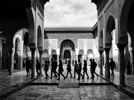 Schwarzweiss-Reportagebild vom Wahrzeichen Bahia-Palast in Marrakesch Marokko, dokumentarische Reisefotografie mit starken Kontrasten - Foto: THN
